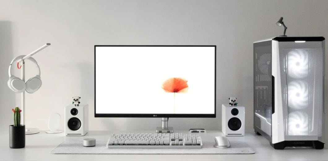 3 Minimalist Desk Setups 14 minimalist desk setup pic opt